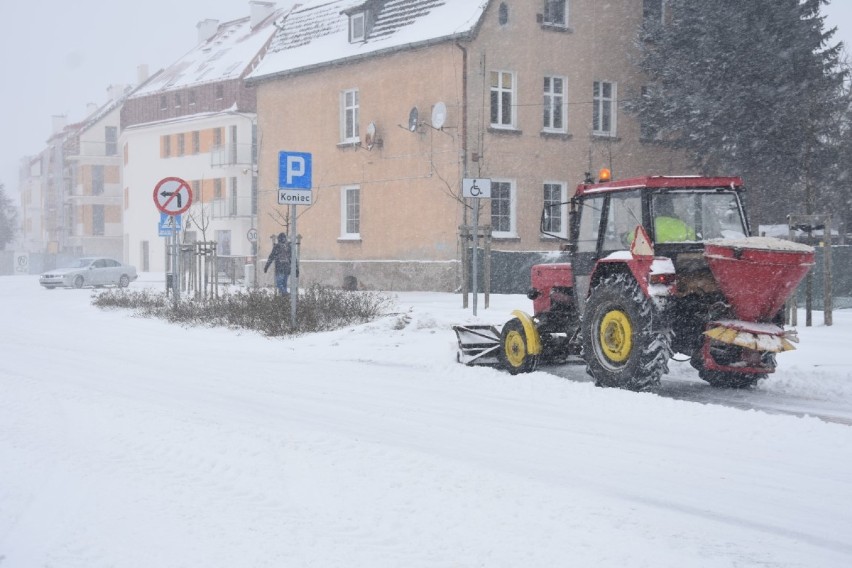 Zima 2021 w Wągrowcu i powiecie wągrowieckim. Drogi są całkowicie pokryte śniegiem. Ruch jest bardzo utrudniony [ZDJĘCIA] 