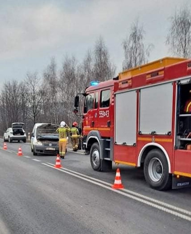 W Kalwarii Zebrzydowskiej, na ulicy Krakowskiej, czołowo zderzyły się dwa samochody. 11.01.2022 r.