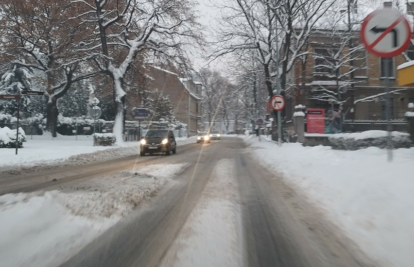 Zimowe warunki na drogach Tarnowa utrudniają a w przypadku...