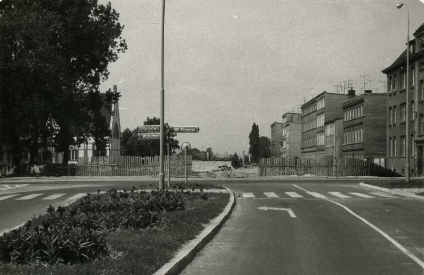 Widok z obecnych Alei Jana Pawła II, po lewej ćwicznia