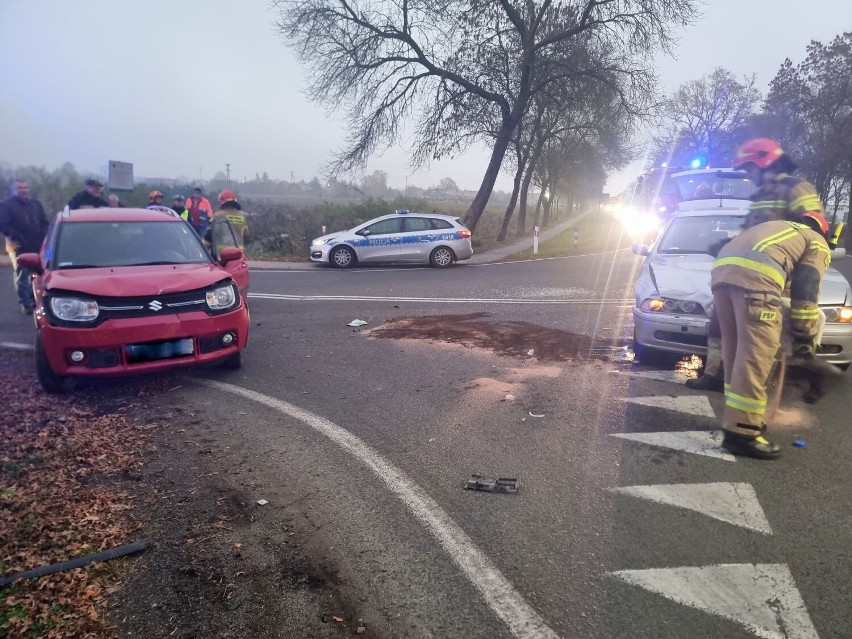 Bardzo groźny wypadek w Sieniawie Żarskiej. Zderzyły się 3 auta. 2 osoby odwieziono do szpitala