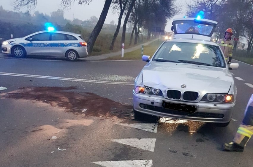 Bardzo groźny wypadek w Sieniawie Żarskiej. Zderzyły się 3 auta. 2 osoby odwieziono do szpitala
