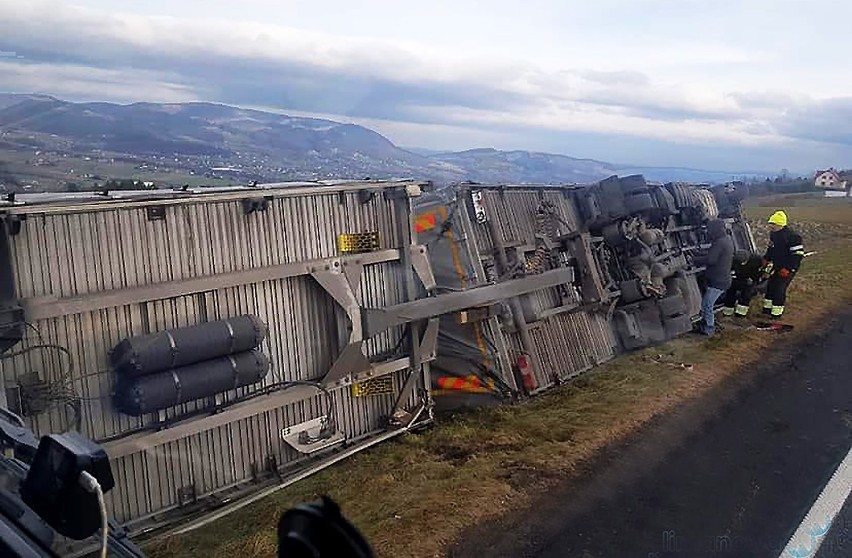 Kanina. Wicher wywrócił dwukrotnie tę samą ciężarówkę na drodze krajowej nr 28