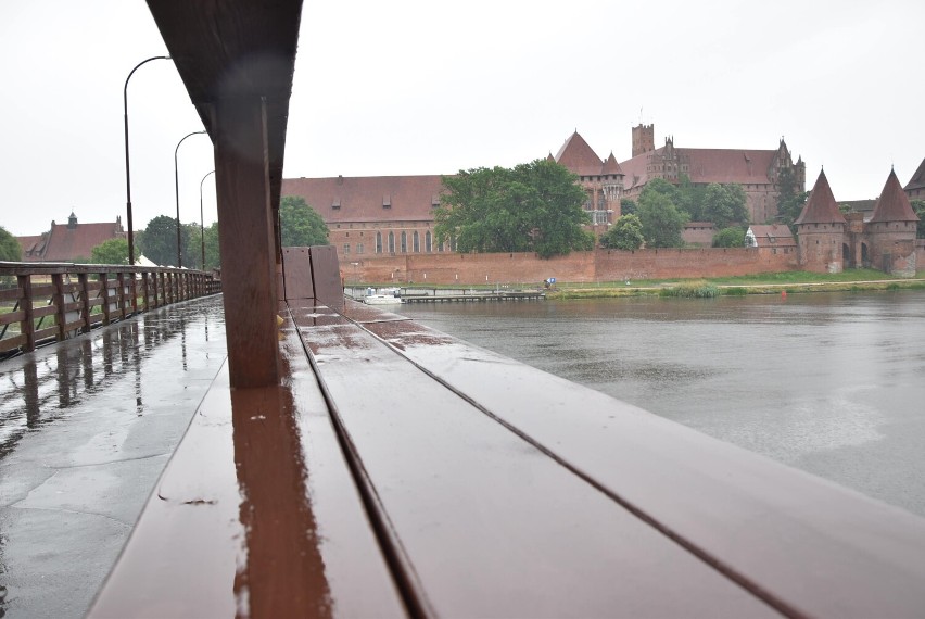 Malbork. Drewniana kładka na Nogacie została zniszczona. Komuś nie spodobała się nowiutka balustrada. Jest apel władz