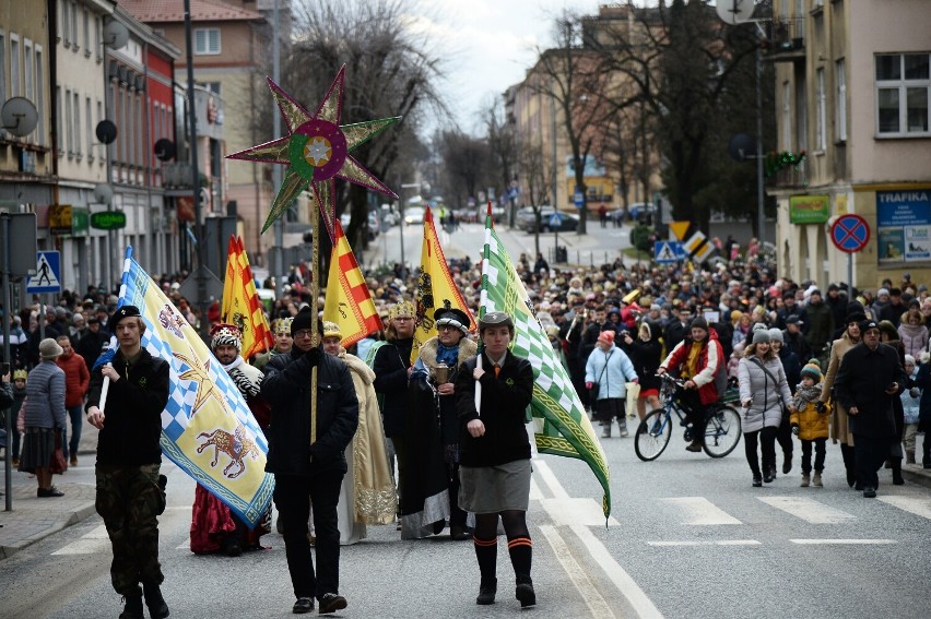 Kilka tysięcy ludzi przeszło w jasielskim Orszaku Trzech Króli [ZDJĘCIA]