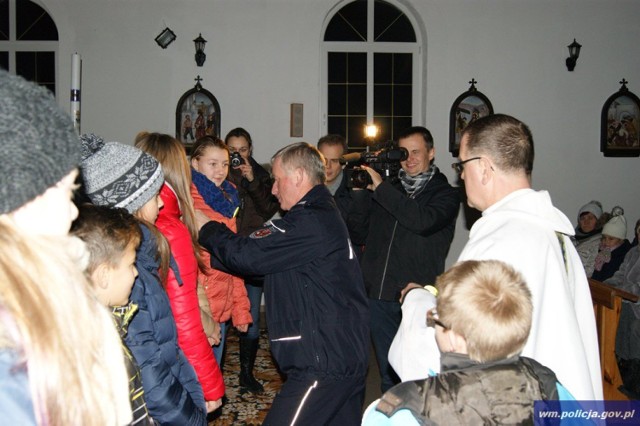 Policjanci z księdzem rozdawali odblaski