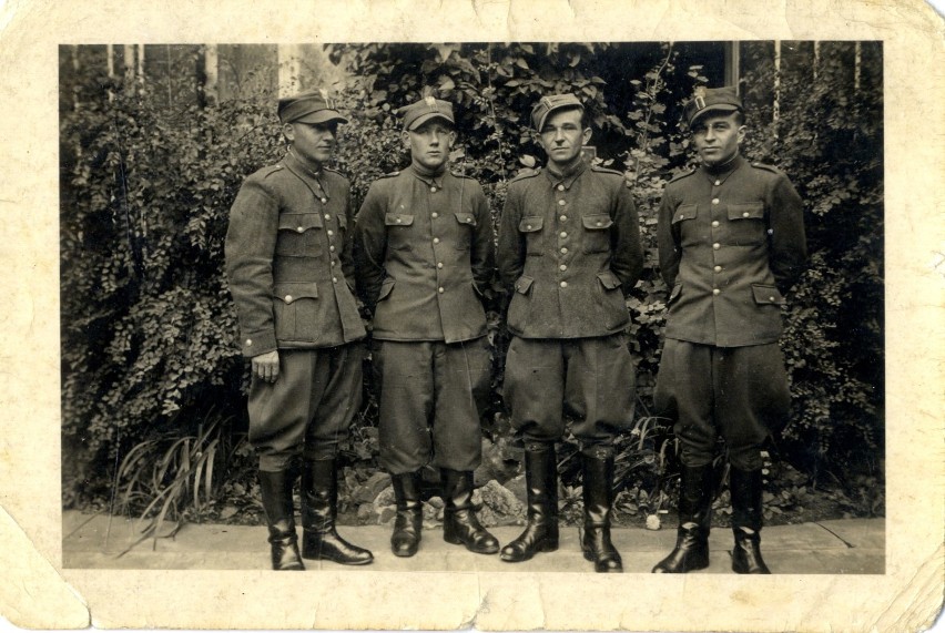 Jan Wojtowicz (drugi z lewej) w polskim mundurze