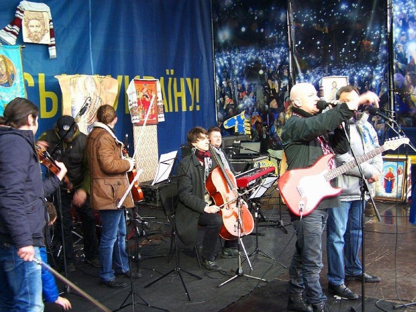 Karol Kus solidarny z Ukrainą. Od powrotu z Donbasu niezmiennie śpiewa „Podaj rękę Ukrainie". Zachęca do tego wszystkich Polaków!