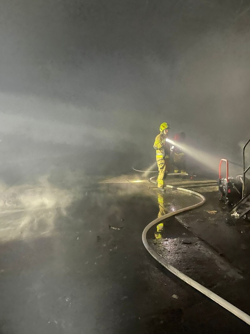 Nocny pożar opuszczonego tartaku w Międzyrzeczu. Z ogniem walczyło wielu strażaków! 