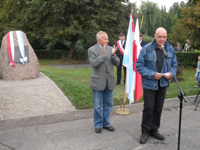Brat Jacka Kuronia (z lewej) i Stanisław Tym przy pamiątkowej tablicy.