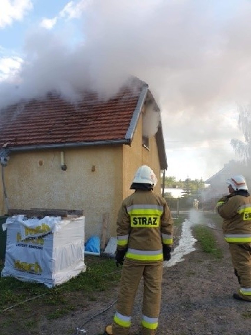 Strażaków wezwano wieczorem do pożaru sadzy w kominie w...