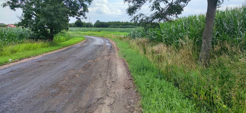 Kilometry nowego asfaltu na drogach powiatu wieluńskiego FOTO