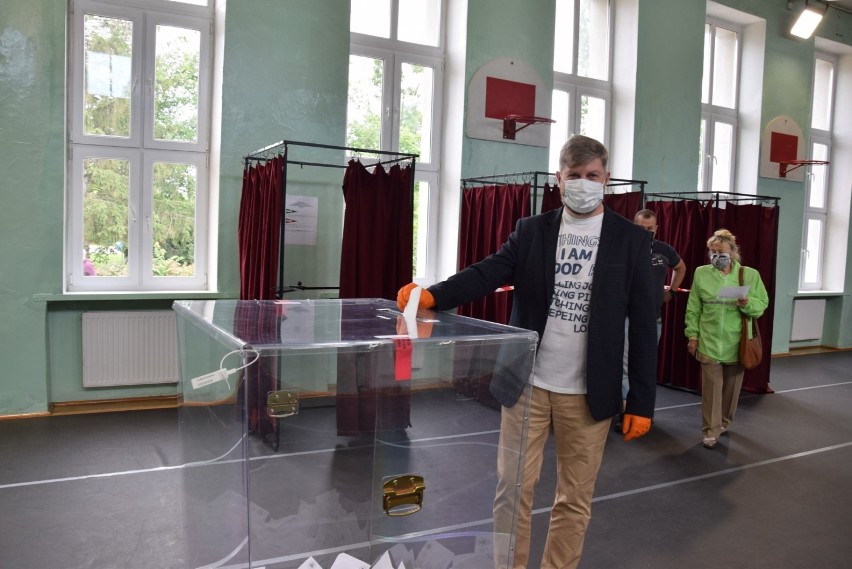 Mieszkańcy Pruszcza głosują w II turze wyborów. Swój głos oddali m.in. burmistrz i starosta gdański |ZDJĘCIA