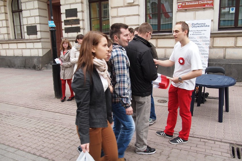 Święto Flagi w Gnieźnie. Młodzi Demokraci rozdawali biało-czerwone flagi