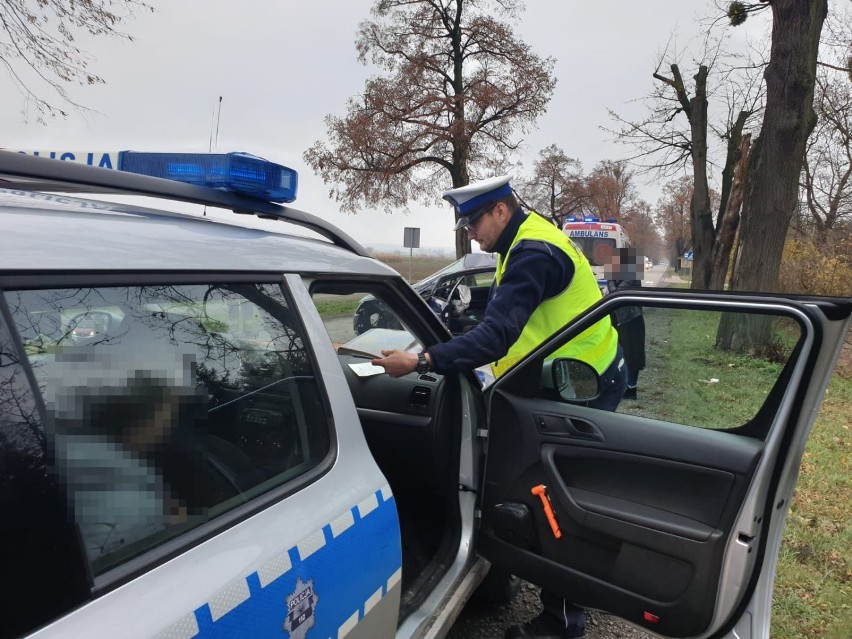 Dachowanie samochodu w Marezie, mężczyzna zasłabł za kierownicą [ZDJĘCIA]