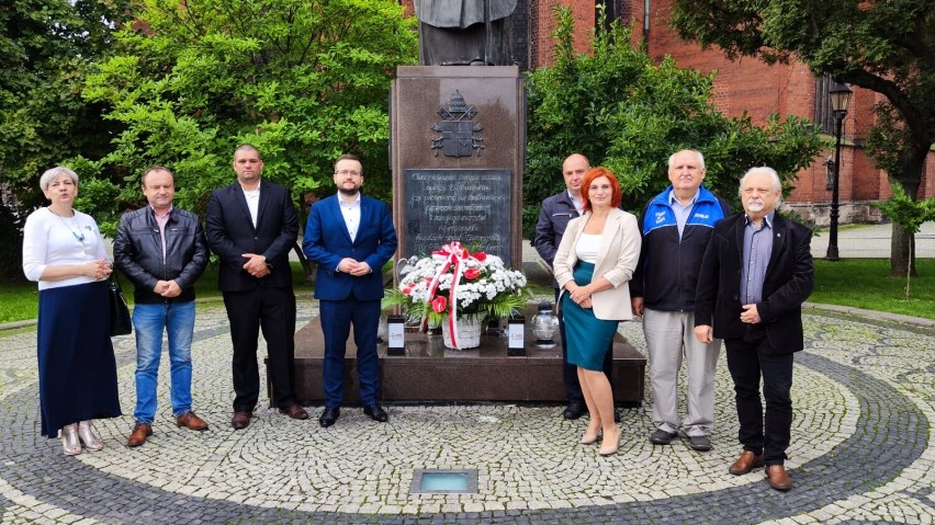 Delegacja „Solidarności” złożyła kwiaty pod pomnikiem Papieża w Legnicy, zdjęcia