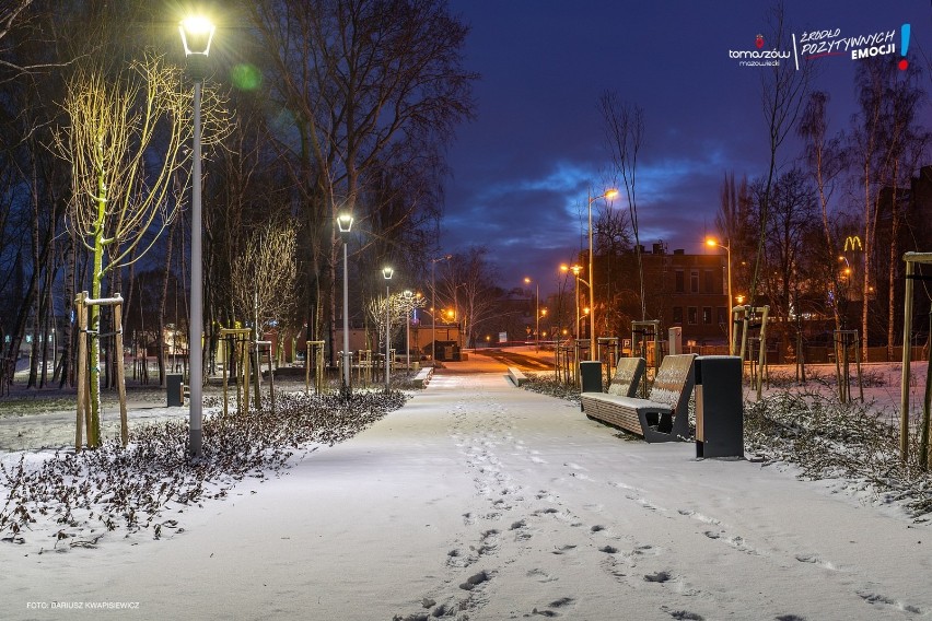 Zima 2021 w Tomaszowie Mazowieckim. Zobacz Bulwary i Niebieskie Źródła w zimowej odsłonie [ZDJĘCIA]
