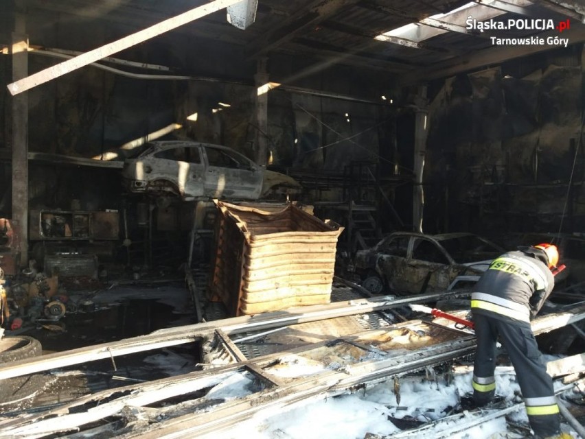 Radzionków: Pożar hali składowiska złomu w firmie Wtórmet [ZDJĘCIA, WIDEO]