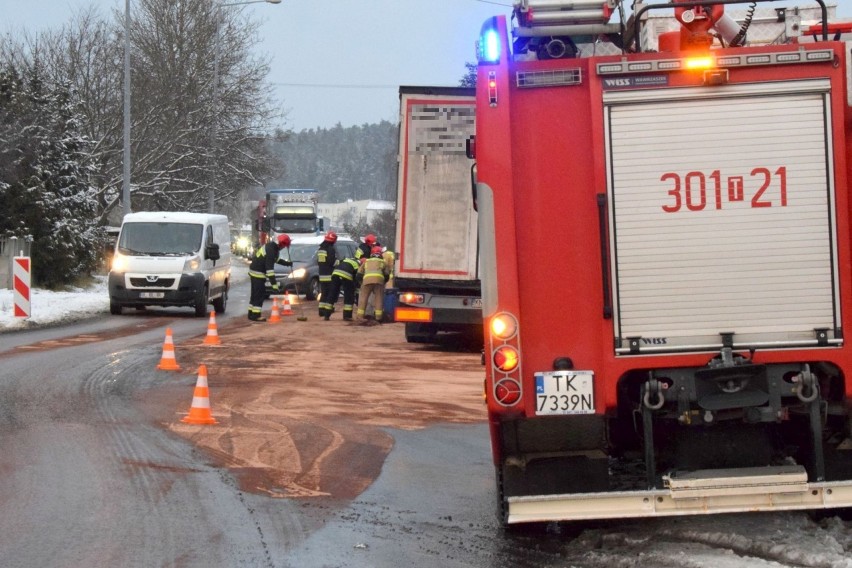 Wypadek w Kielcach. Osobówka zderzyła się z ciężarówką, były korki [WIDEO, ZDJĘCIA]