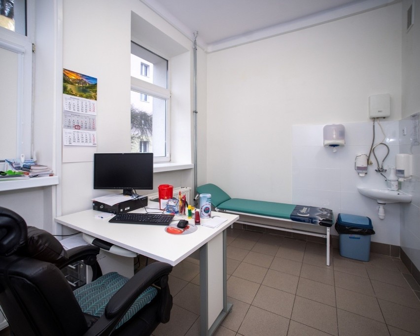 Nowa poradnia w Łodzi już przyjmuje pacjentów. W budynku przyjmują pediatrzy i interniści, jest miejsce dla 3 tysięcy pacjentów