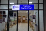 LESZNO. Galeria dworcowa w Lesznie ma nową piękną wystawę z okazji Światowego Dnia Walki z Rakiem [ZDJĘCIA]