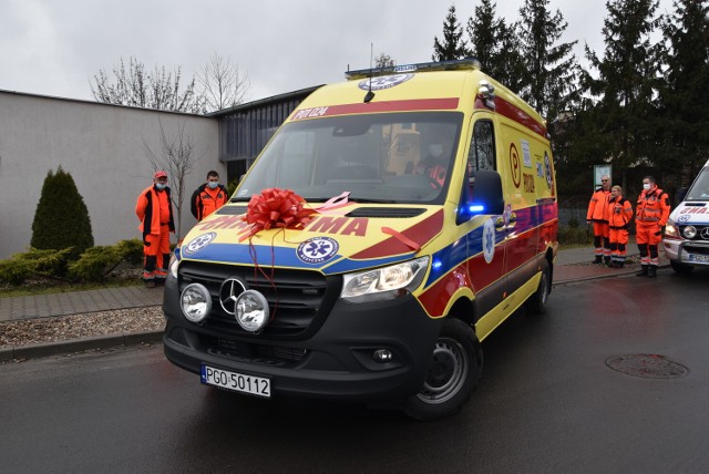 Nowa karetka dotarła do grodziskiego szpitala. Zastąpi wysłużony pojazd podstacji w Wielichowie. Zobaczcie zdjęcia ambulansu!