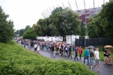 Koncert Guns N' Roses w Warszawie. Tłumy miłośników rocka przybyły w strugach deszczu na Stadion Narodowy [ZDJĘCIA]