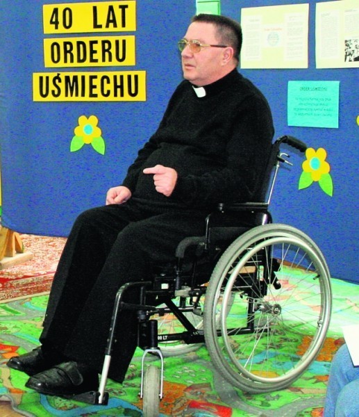 Ojciec Stanisław Olesiak wspiera chorych duchowo i razem z nimi czeka na skuteczny lek