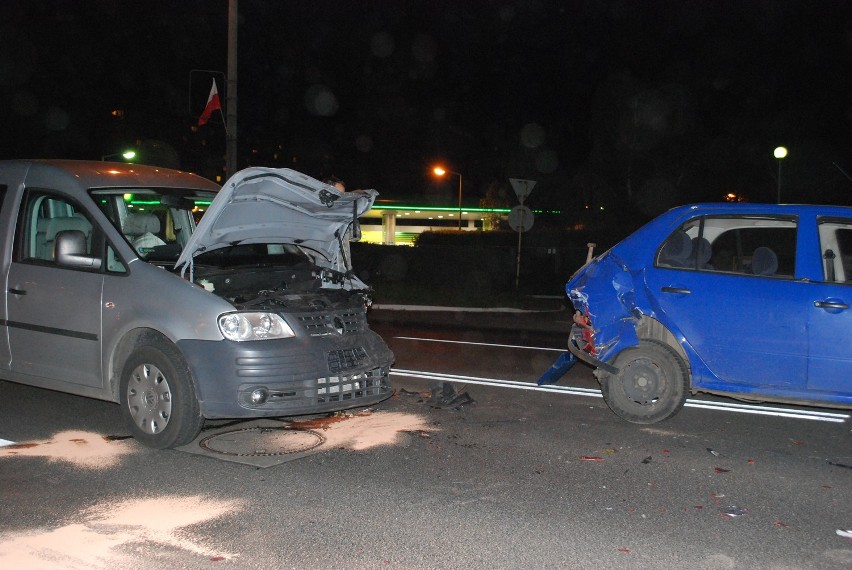 Głogów: Kolizja trzech samochodów, w tym dwóch policyjnych