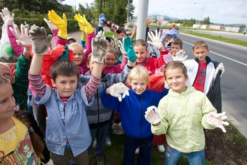Wałbrzyscy uczniowie sprzątają świat