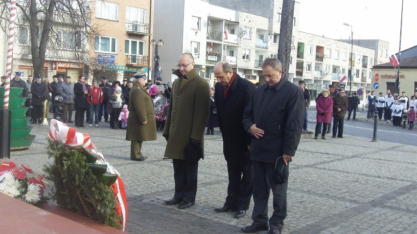 Kwiaty złożyli przedstawiciele władz powiatu kraśnickiego:...