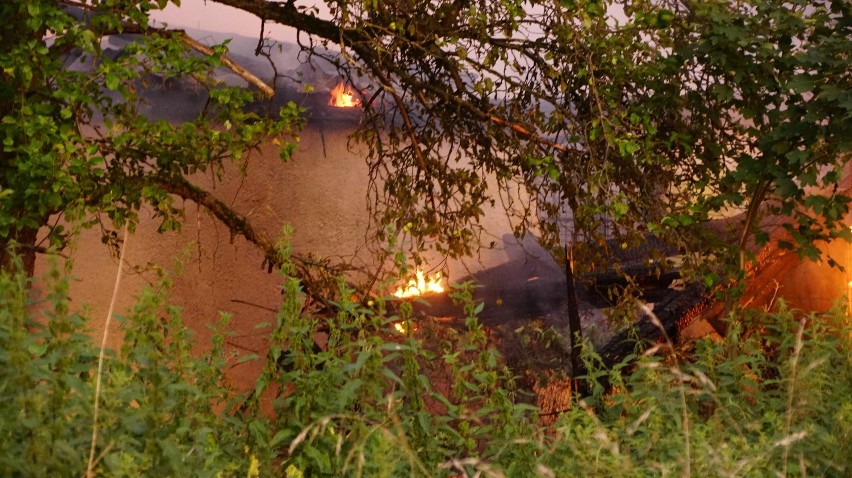 Pożar budynku mieszkalnego w Pomiłowie. Wybuchały butle gazowe [ZDJĘCIA]