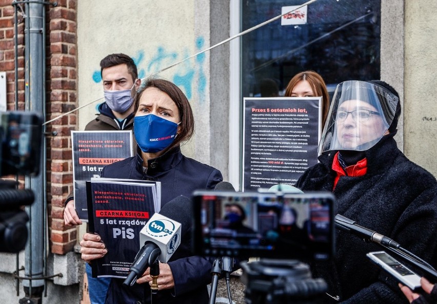 "Czarna księga - pięć lat rządów PiS". Tabele, wykresy, analizy. Opozycja podsumowuje pół dekady Zjednoczonej Prawicy u władzy