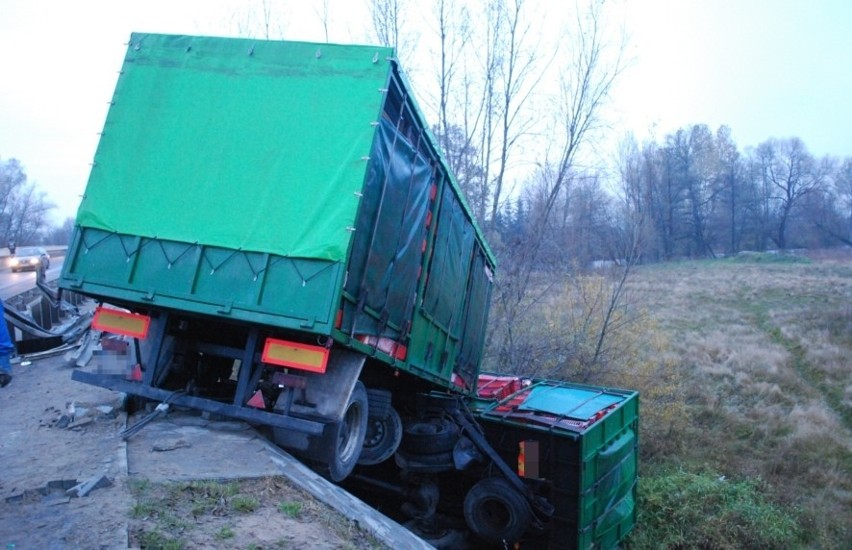W Woli Skromowskiej ciężarówka wpadła do rzeki
