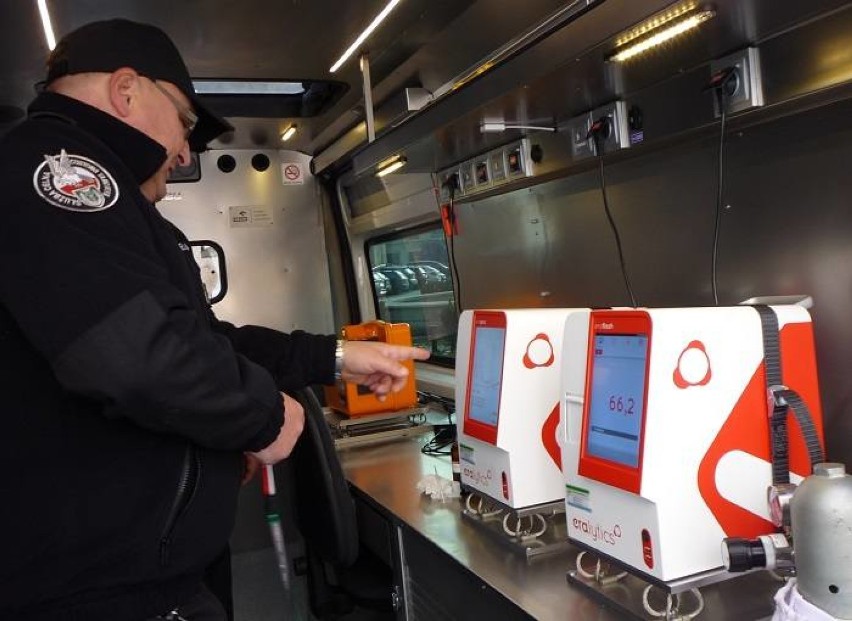 Dolnośląscy celnicy dostali mobilne laboratorium. Teraz szybko będą mogli kontrolować jakość paliwa w pojazdach