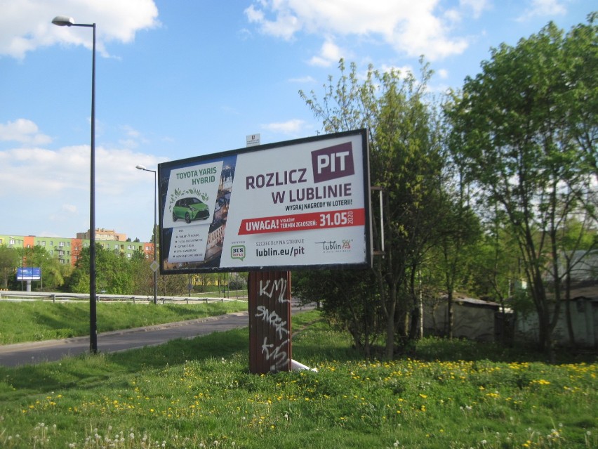 Ekipa zmieniają reklamę na billboardzie zostawiła po sobie bałagan. Działali na rzecz Urzędu Miasta Lublin