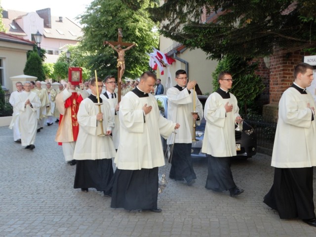 Koniec czerwca to tradycyjny czas, gdy bp Tadeusz Lityński, ordynariusz zielonogórsko-gorzowski. wręcza kapłanom dekrety dotyczące ich posługi duszpasterskiej w naszych kościołach. 
Pełną listę zmian w lubuskich parafiach opublikowała właśnie kuria zielonogórsko-gorzowska. Zrobiła to już piąty rok z rzędu. Bp Tadeusz Lityński, gdy został ordynariuszem lubuskiego Kościoła, postanowił bowiem, by podawane były one do publicznej wiadomości, a wierni nie dowiadywali się o zmianach w parafii – jak zdarzało się to wcześniej – z chwilą, gdy księża fizycznie przenosili się z parafii do parafii.
Nowi proboszczowie w większości obejmą parafie 1 sierpnia 2020, natomiast pozostali księża w nowym miejscu zaczną pracować od 25 sierpnia 2020. Do jakich zmian doszło u nas? Zobaczcie na kolejnych podstronach w galerii.

Czytaj również:
Zmiany w parafiach diecezji zielonogórsko-gorzowskiej. Kto kogo zastąpi w wakacje 2019?

ZOBACZ WIDEO: Lubuskie. Straszów. Kościół który bronił. Ruiny Kościoła z XIII w. w Straszowie.
