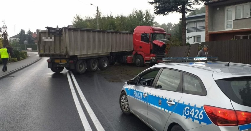 Ciężarówka wypadła z drogi i uderzyła w ogrodzenie.