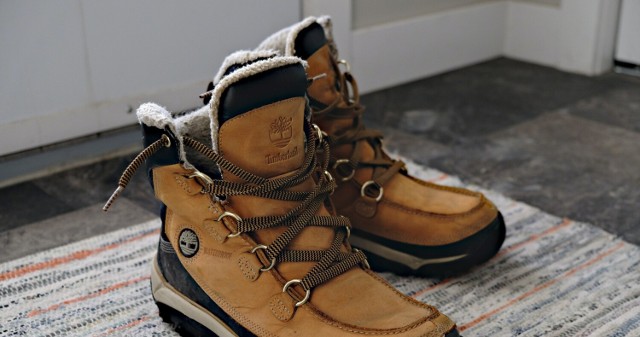 Ślady butów w przedpokoju – błoto, śnieg i piasek na posadzce. Zobacz, jak  zadbać o podłogę i uniknąć zimowych zabrudzeń | Słupsk Nasze Miasto