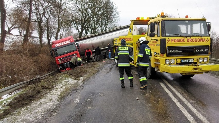 Groźny wypadek w powiecie lipnowskim. Kierowca tira wjechał do rowu [zdjęcia]