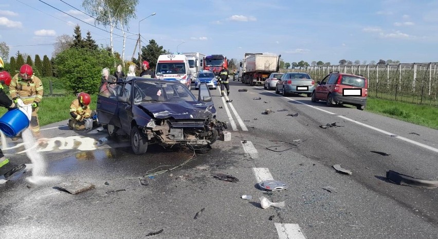 Wypadek z udziałem osobówki i auta firmy kurierskiej na DK...