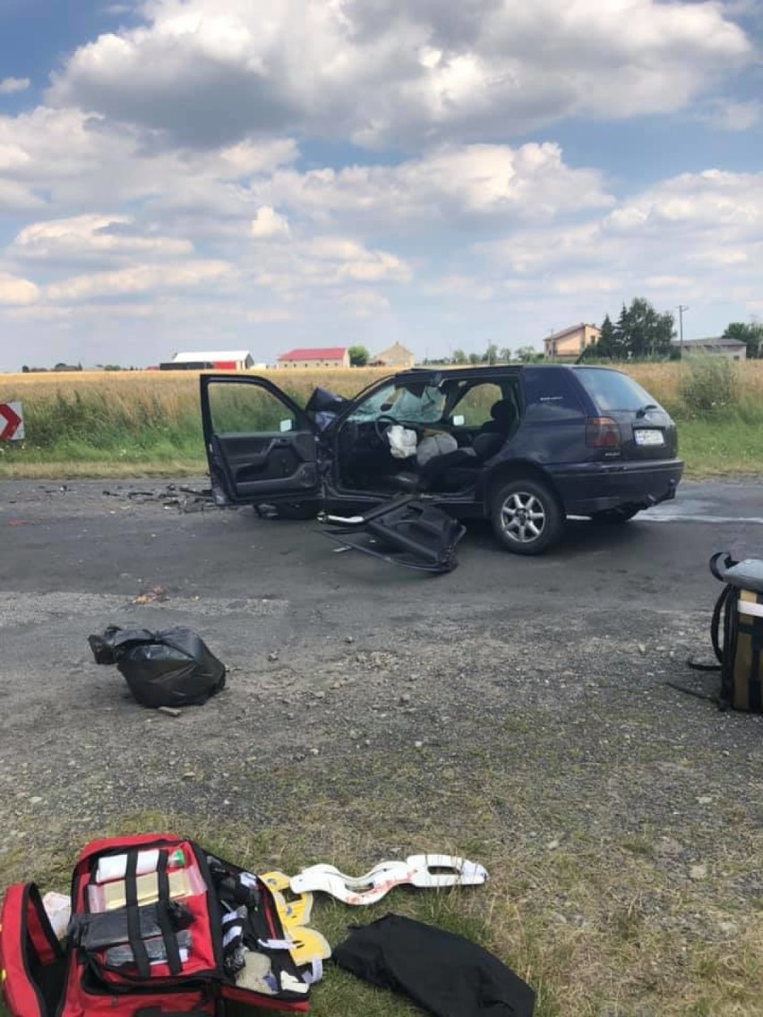 Czarny piątek w powiecie wieruszowskim. Dwa wypadki śmiertelne, 19-latek w stanie ciężkim w szpitalu ZDJĘCIA