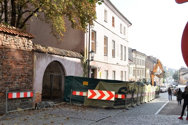 Pozostałości historycznej bramy odkopano przy okazji remontu kamienicy na rogu Wałowej i ul. Brama Pilzneńska