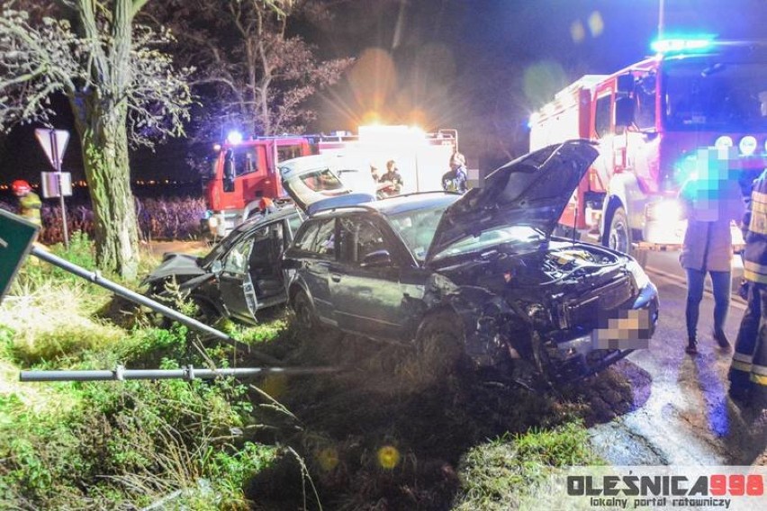 Groźny wypadek pod Oleśnicą. Po zderzeniu auta wpadły do rowu 