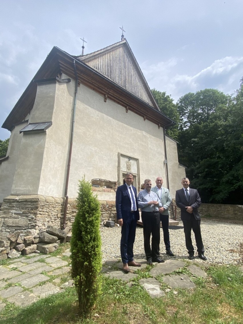 Jest szansa na uratowanie pękających murów zabytkowego kościoła w Zbyszycach 
