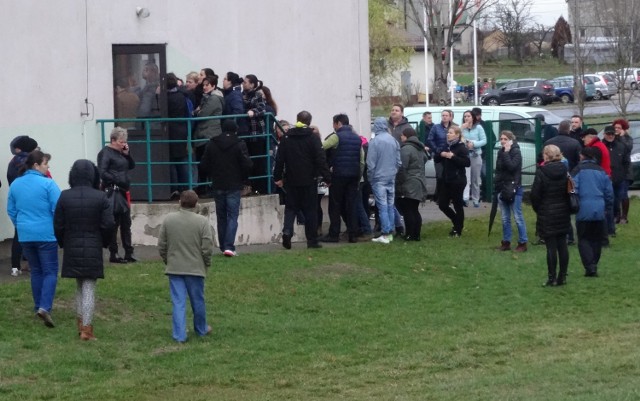 Po alarmie bombowym dyrektor szkoły w Gorzkowicach podjął decyzję o ewakuacji ok. 1000 uczniów.