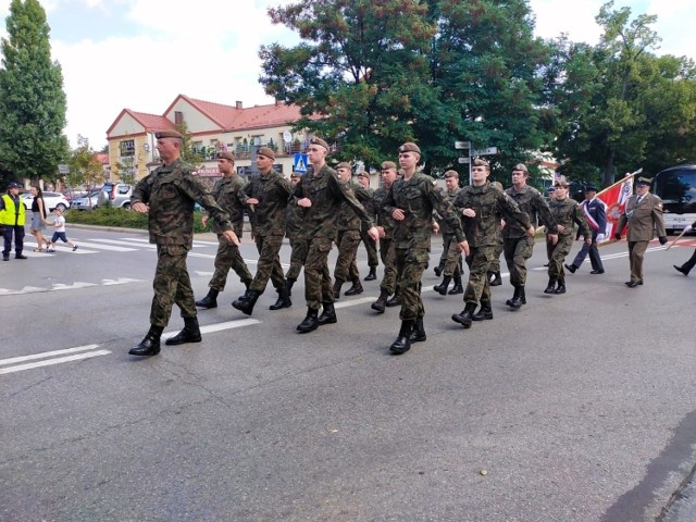 Uroczysty przemarsz wojsk Brygady Obrony Terytorialnej ulicami Grójca 15 sierpnia.