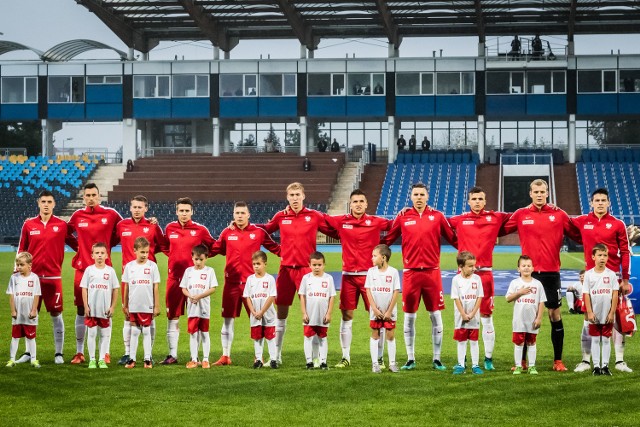 POLSKA - UKRAINA 2:0 (1:0) 
Bramki: Stępiński (14), Mazek (84)
POLSKA: Wrąbel - Rudol (88. Uryga), Bednarek, Jach, Moneta - Frankowski (65. Murawski), Kubicki I (88. Szymiński), Lipski (72. Kownacki), Buksa (72. Mazek) - Piątek (65. Formella), Stępiński. Sędziowali: Adam Lyczmański jako główny oraz Dariusz Ignatowski i Michał Sobczak (wszyscy Bydgoszcz). 

Trener Marcin Dorna wystawił do boju aktualnie optymalną jedenastkę. Polacy od początku przejęli inicjatywę i na efekty nie trzeba było czekać. Przed polem karnym Ukraińców piłkę wywalczył Krzysztof Piątek. Szybko zagrał do Mariusza Stępińskiego, który wyszedł sam na sam z bramkarzem rywali i nie zmarnował okazji. 

Biało-czerwoni po zdobyciu bramki niepotrzebnie oddali inicjatywę. Optyczną przewagę mieli rywale, ale długo nie potrafili zagrozić polskiej bramce. W 33. minucie Sebastian Rudol przypadkowo zagrał piłkę ręką w w polu karnym. Sędzia Adam Lyczmański podyktował jedenastkę. Jakub Wrąbel z Olimpii Grudziądz w ładnym stylu obronił strzał Iwana Zotko.

Po przerwie obie drużyny miały kilka okazji do zdobycia bramek, ale skuteczność zawiodła Patryka Lipskiego i Stępińskiego.

Z kolei Polaków przed stratą goli uchronił Wrąbel, który bronił pewnie i z wyczuciem.

W końcówce meczu Stępiński zmarnował jedenastkę podyktowaną za faul Zotko na Dawidzie Kownackim.

Jednak po chwili Kamil Mazek uciekł ukraińskim obrońcom i ustalił wynik.


Marcin Dorna po meczu Polska - Ukraina w Bydgoszczy.

