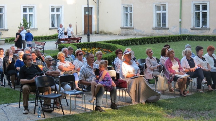 Wspólnie czytali "Pana Tadeusza" w koneckim parku [ZDJĘCIA]