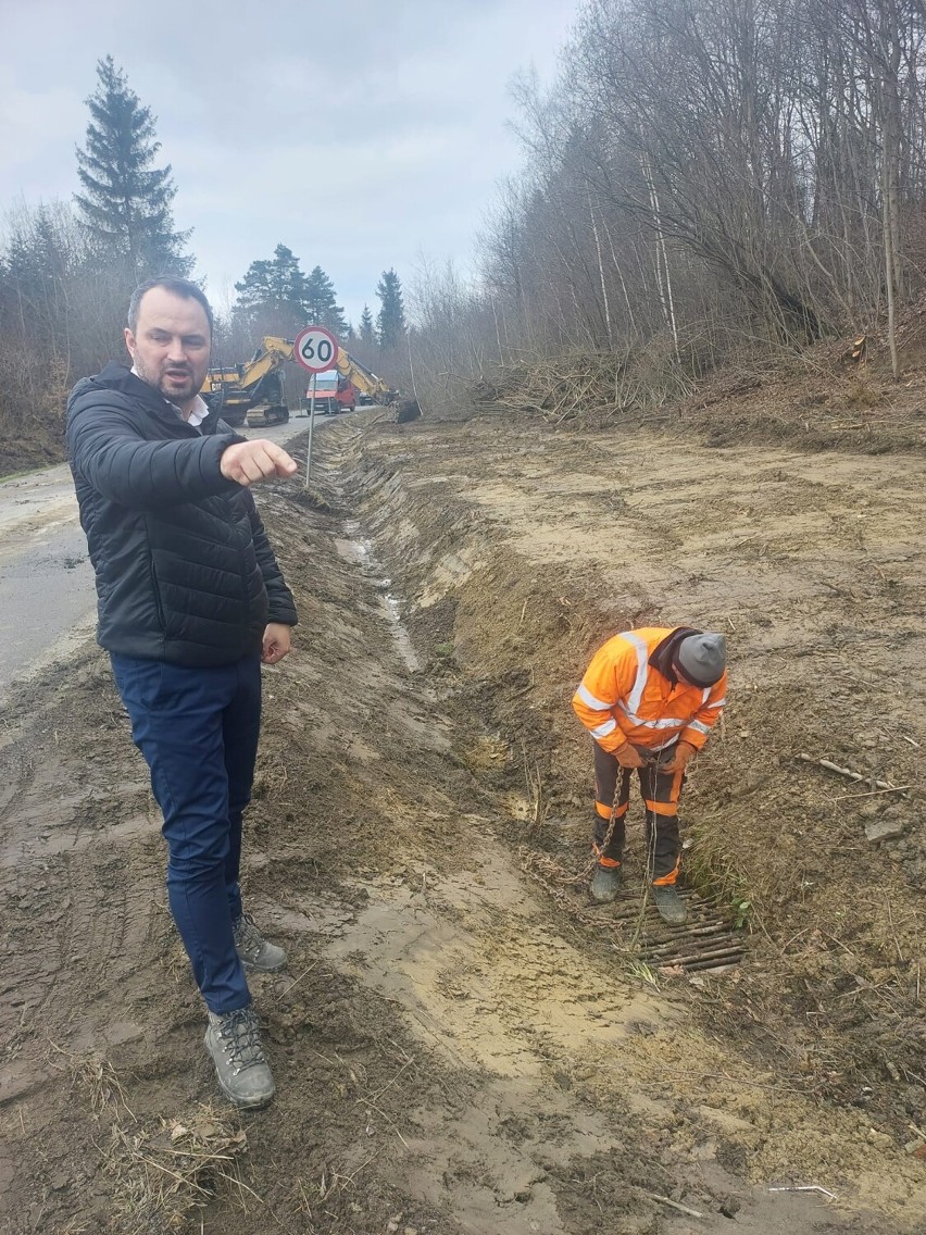 Zamknięto drogę Ustjanowa-Daszówka-Łobozew. Trwają prace przy alternatywnym przejeździe. Jest objazd przez Uherce Mineralne